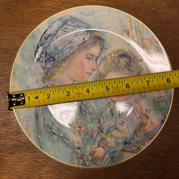 Edna Hibel Colette & Child plate by Royal Doulton 1973 - Collectible!! - Picture 4 of 4